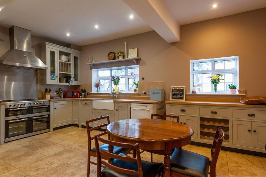 Firs Sleeps 15 Stunning Country House With Hot Tub Sudbourne Kültér fotó