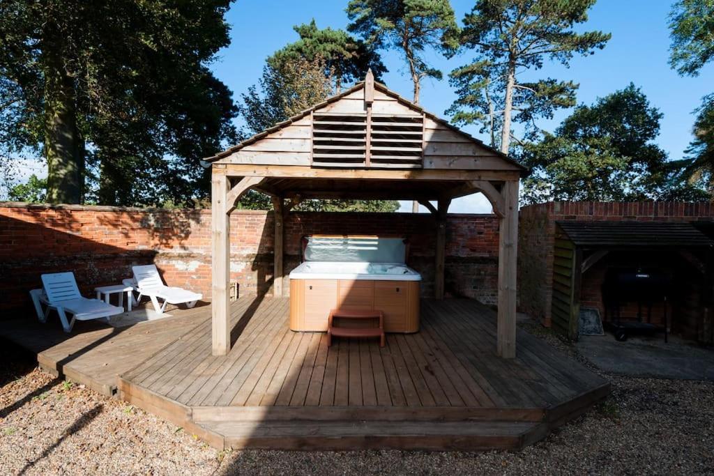 Firs Sleeps 15 Stunning Country House With Hot Tub Sudbourne Kültér fotó